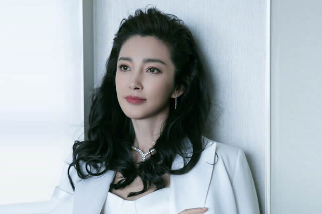 Antonella穿吊带出街,秀出傲人身材和马甲线!